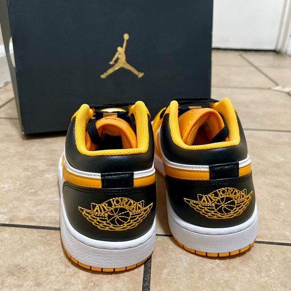 Men’s AIR JORDAN 1 LOW - Picture 4 of 8